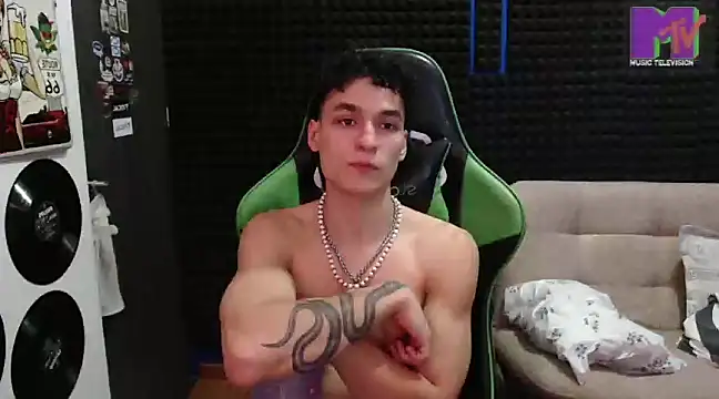 Snapshot of Curly_Angel24 chatting on February 2025 11:21:02 PM Curly Angel24 online show from February 2025 11:21:02 PM