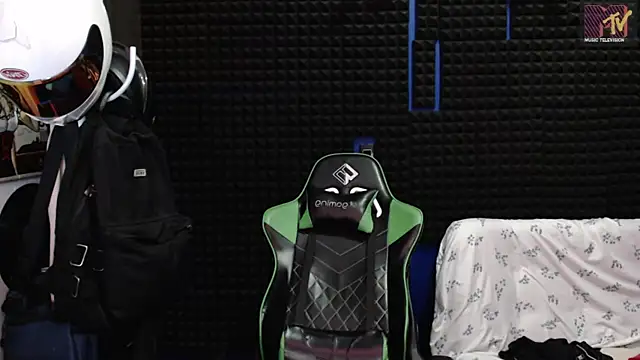 Snapshot of Curly_Angel24 chatting on November 2025 12:44:02 AM Curly Angel24 online show from November 2025 12:44:02 AM