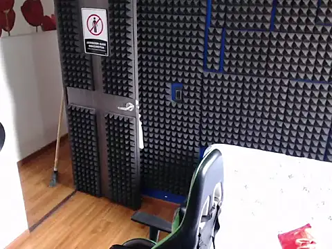 Snapshot of Curly_Angel24 chatting on November 2025 05:04:02 PM Curly Angel24 online show from November 2025 05:04:02 PM