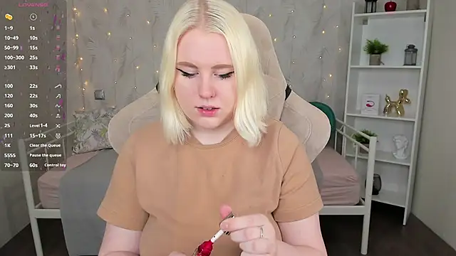 Snapshot of art_lovee chatting on February 2025 08:37:02 AM art lovee online show from February 2025 08:37:02 AM