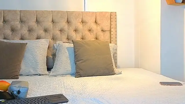 KeryHillson online show from November 2025 11:54:01 AM