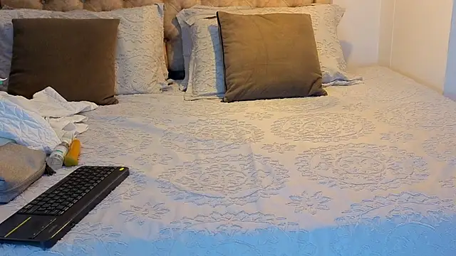 KeryHillson online show from November 2025 12:48:02 PM