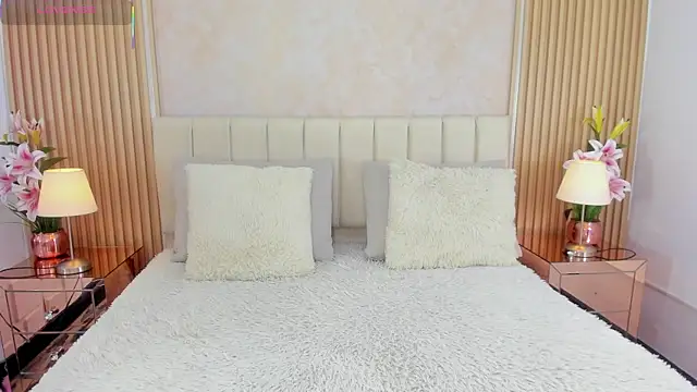 LUNATAYLORS online show from November 2025 11:10:01 AM