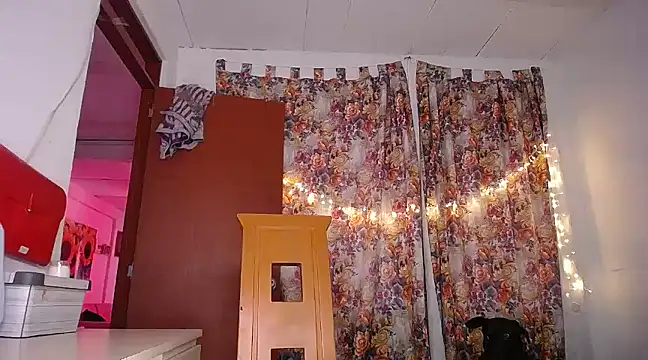 yselahot online show from February 2025 03:05:02 PM