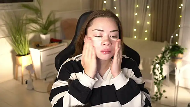 Snapshot of VixenMia chatting on January 2025 03:42:02 AM VixenMia online show from January 2025 03:42:02 AM