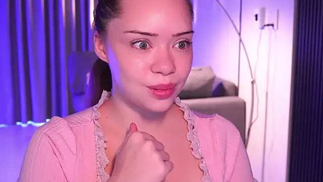 Snapshot of VixenMia chatting on October 2025 03:02:02 AM VixenMia online show from October 2025 03:02:02 AM