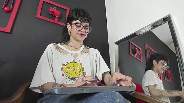 Snapshot of trinitty chatting on December 2024 01:21:01 PM trinitty online show from December 2024 01:21:01 PM