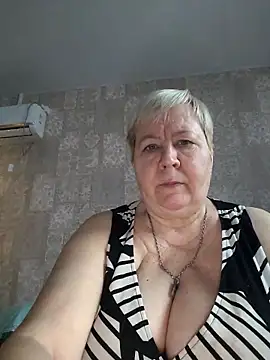 Snapshot of EffectFiona chatting on December 2025 04:32:01 AM EffectFiona online show from December 2025 04:32:01 AM