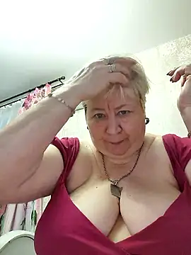 Snapshot of EffectFiona chatting on January 2026 03:43:01 AM EffectFiona online show from January 2026 03:43:01 AM