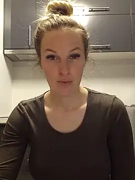 Snapshot of MaviePearl chatting on February 2025 09:15:02 AM MaviePearl online show from February 2025 09:15:02 AM