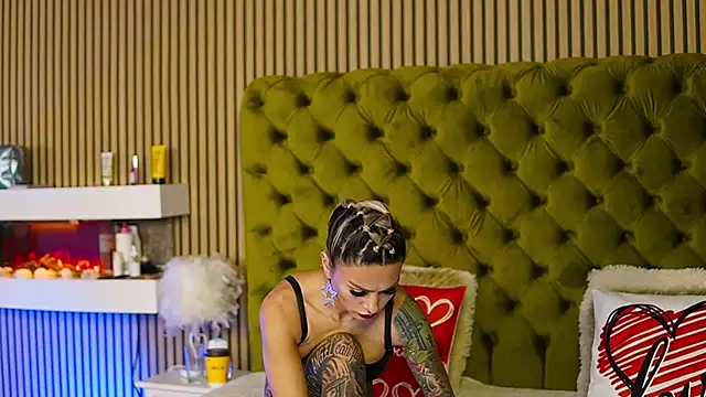 Snapshot of TiffanyMaze chatting on February 2025 08:16:02 AM TiffanyMaze online show from February 2025 08:16:02 AM