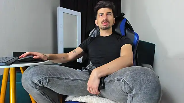 LiamCossio  online show from January 2025 06:42:01 AM