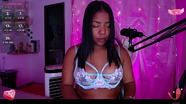 Snapshot of samanthaabloom chatting on February 2025 01:54:01 AM samanthaabloom online show from February 2025 01:54:01 AM