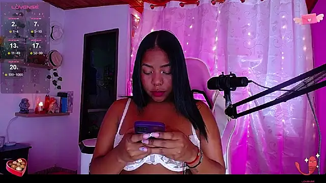 Snapshot of samanthaabloom chatting on February 2025 12:28:01 AM samanthaabloom online show from February 2025 12:28:01 AM