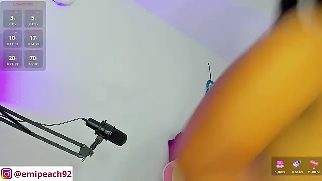 Snapshot of samanthaabloom chatting on September 2025 09:45:02 AM samanthaabloom online show from September 2025 09:45:02 AM