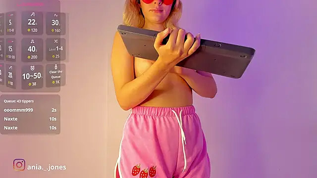 Snapshot of Ania_jones chatting on December 2024 02:11:02 AM Ania jones online show from December 2024 02:11:02 AM