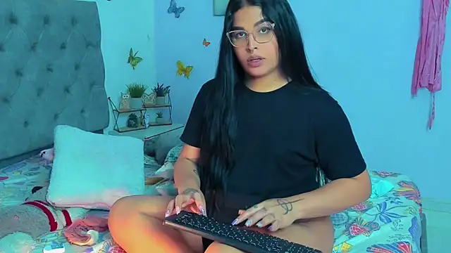 Snapshot of mabellfox chatting on January 2025 10:27:01 PM mabellfox online show from January 2025 10:27:01 PM