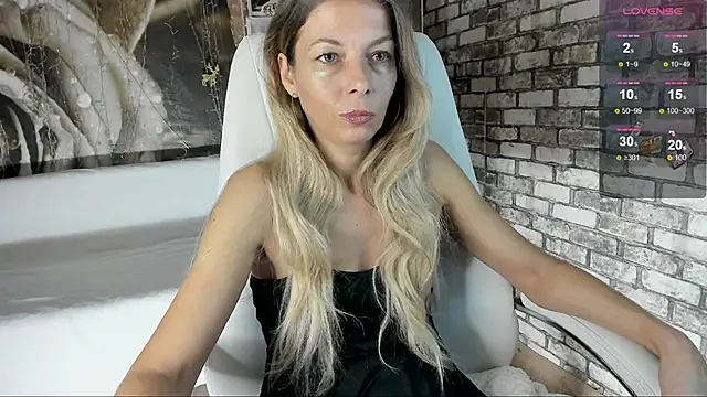 Snapshot of Eva_Melow chatting on October 2025 02:03:01 PM Eva Melow online show from October 2025 02:03:01 PM