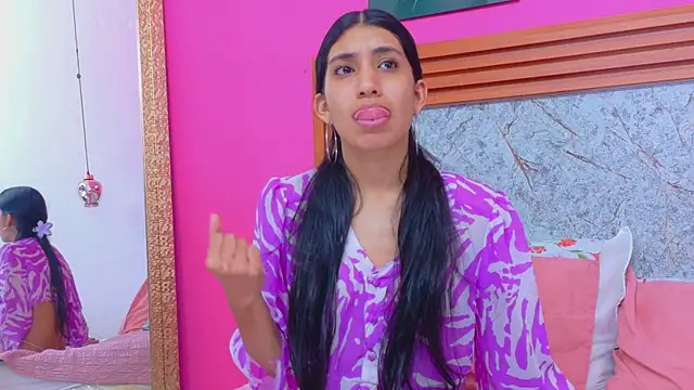 littlee emilyy  online show from April 2026 05:30:01 PM