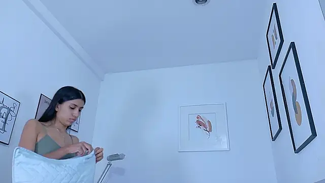littlee emilyy  online show from May 2026 12:23:02 PM