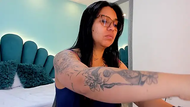 sharlott18 online show from February 2026 01:09:02 PM