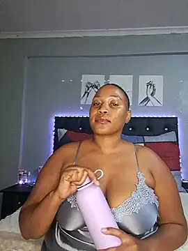 Snapshot of Toya_P chatting on September 2025 08:19:01 PM Toya P online show from September 2025 08:19:01 PM