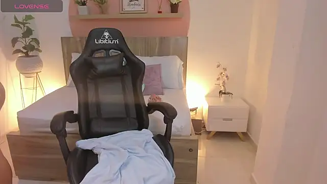 Snapshot of roseliam25 chatting on February 2025 10:12:01 PM roseliam25 online show from February 2025 10:12:01 PM