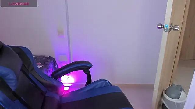 Snapshot of roseliam25 chatting on October 2025 07:35:02 PM roseliam25 online show from October 2025 07:35:02 PM