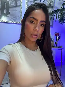 Snapshot of Mau_White chatting on April 2026 12:42:02 AM Mau White online show from April 2026 12:42:02 AM