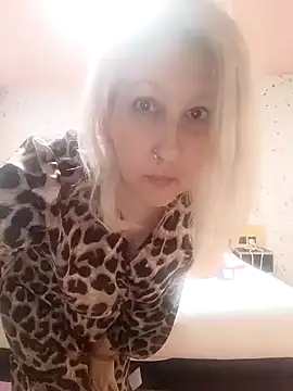 Snapshot of MaggieMoonxxx chatting on February 2025 10:18:02 AM MaggieMoonxxx online show from February 2025 10:18:02 AM