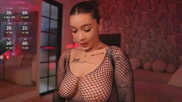 Snapshot of HannahW_ chatting on September 2025 08:02:01 PM HannahW online show from September 2025 08:02:01 PM