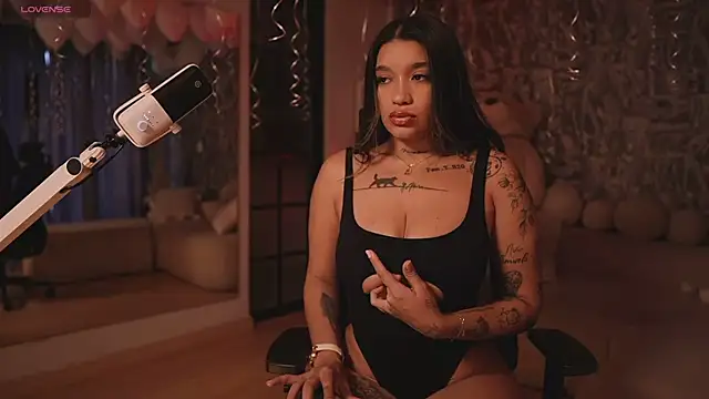 Snapshot of HannahW_ chatting on October 2025 09:55:02 PM HannahW online show from October 2025 09:55:02 PM