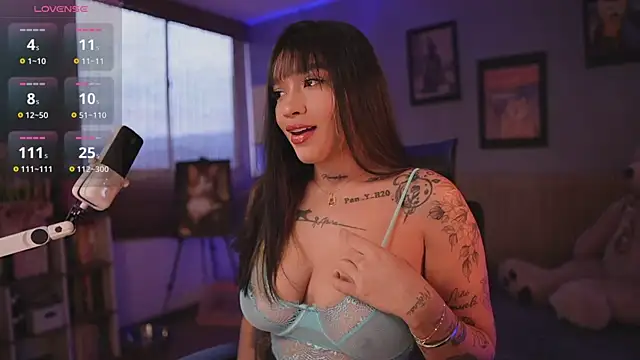 Snapshot of HannahW_ chatting on November 2025 09:43:02 PM HannahW online show from November 2025 09:43:02 PM