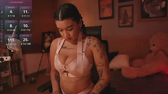 Snapshot of HannahW_ chatting on November 2025 11:26:01 PM HannahW online show from November 2025 11:26:01 PM