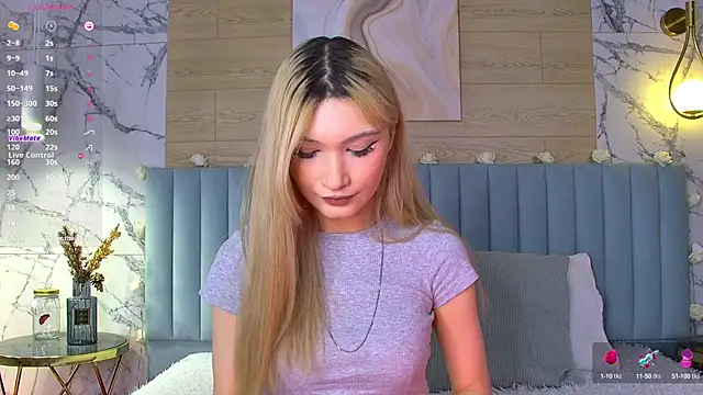 Snapshot of CarolReeves chatting on February 2025 06:03:01 AM CarolReeves online show from February 2025 06:03:01 AM