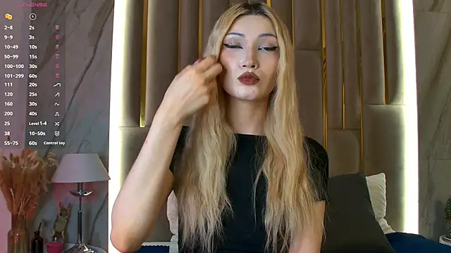 Snapshot of CarolReeves chatting on November 2025 06:00:02 AM CarolReeves online show from November 2025 06:00:02 AM