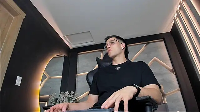 Snapshot of alexgiraldo_ chatting on January 2025 02:46:02 PM alexgiraldo online show from January 2025 02:46:02 PM