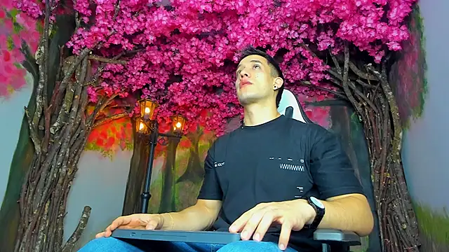 Snapshot of alexgiraldo_ chatting on February 2025 11:17:02 AM alexgiraldo online show from February 2025 11:17:02 AM