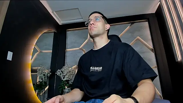 Snapshot of alexgiraldo_ chatting on February 2025 11:30:01 AM alexgiraldo online show from February 2025 11:30:01 AM