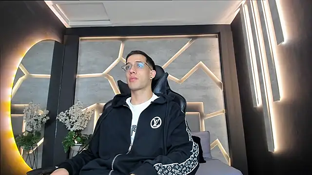 Snapshot of alexgiraldo_ chatting on February 2025 11:14:02 AM alexgiraldo online show from February 2025 11:14:02 AM