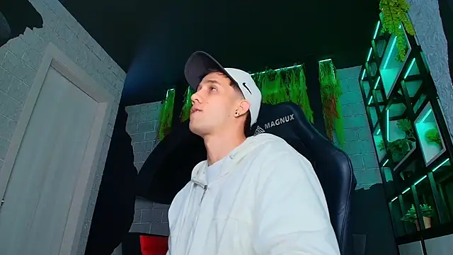 Snapshot of alexgiraldo_ chatting on March 2025 02:37:02 PM alexgiraldo online show from March 2025 02:37:02 PM