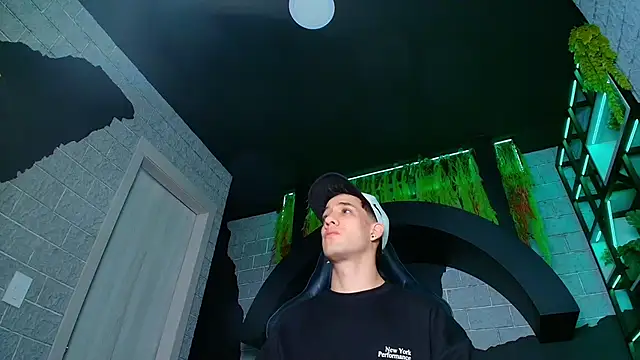 Snapshot of alexgiraldo_ chatting on March 2025 11:17:02 AM alexgiraldo online show from March 2025 11:17:02 AM