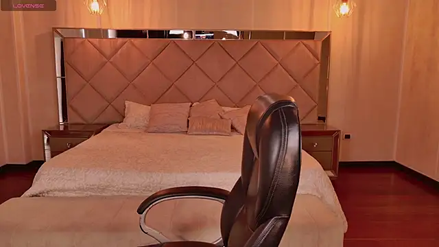 Snapshot of LisaMonroe_ chatting on September 2025 08:19:01 PM LisaMonroe online show from September 2025 08:19:01 PM