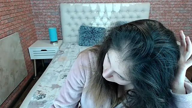 Holliy Cooper online show from November 2025 10:04:02 AM