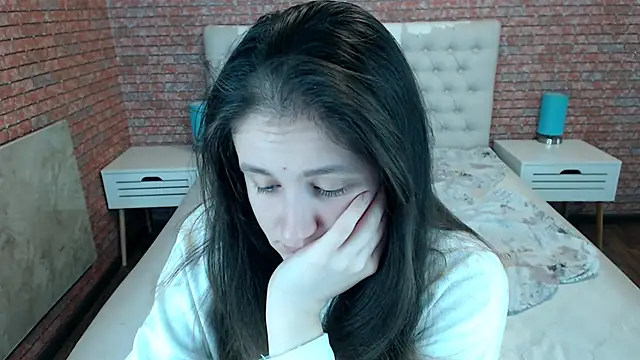 Holliy Cooper online show from November 2025 08:50:01 AM