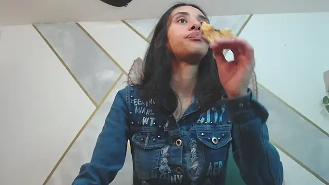 Snapshot of RoxanaCyrano_ chatting on February 2025 06:11:01 PM RoxanaCyrano online show from February 2025 06:11:01 PM