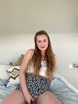 Snapshot of ElenaRebelle chatting on December 2024 11:39:02 AM ElenaRebelle online show from December 2024 11:39:02 AM