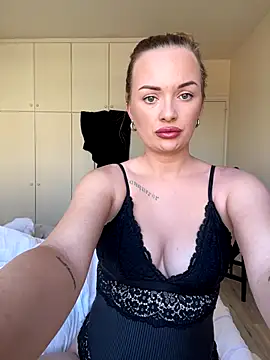 Snapshot of ElenaRebelle chatting on October 2025 08:02:02 AM ElenaRebelle online show from October 2025 08:02:02 AM