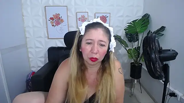 Snapshot of Valentinaa_mature chatting on March 2025 12:04:01 AM Valentinaa mature online show from March 2025 12:04:01 AM