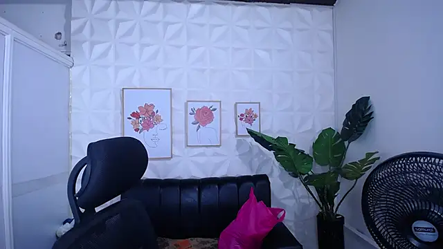 Snapshot of Valentinaa_mature chatting on November 2025 02:03:01 AM Valentinaa mature online show from November 2025 02:03:01 AM